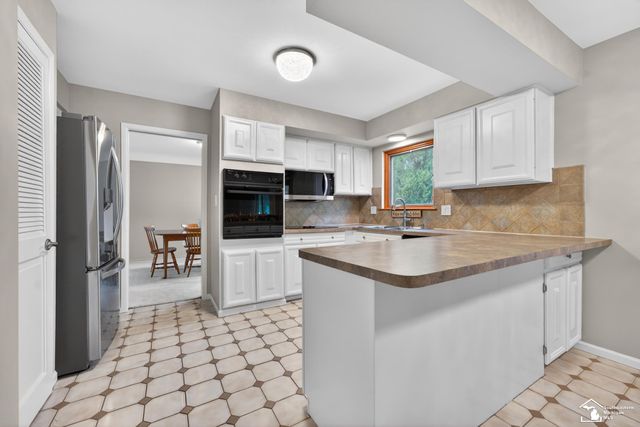 2105 Vernon Court, Trenton, MI 48183