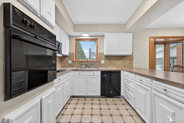 2105 Vernon Court, Trenton, MI 48183