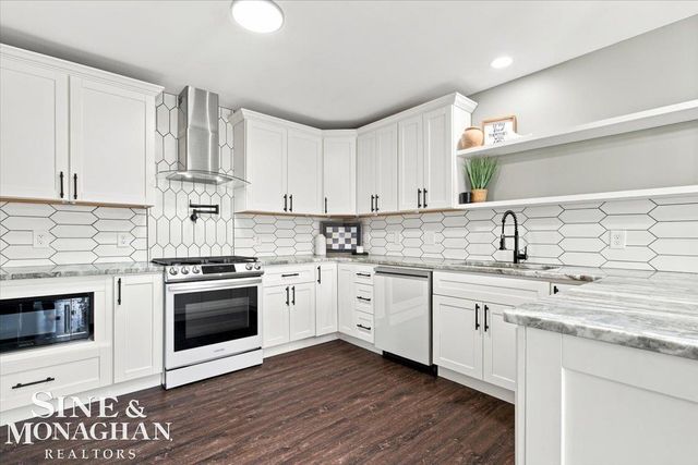 574 Kelli Avenue, Marysville, MI 48040
