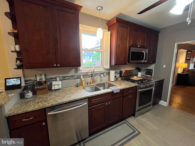 346 ALBANY AVE, Barrington, NJ 08007