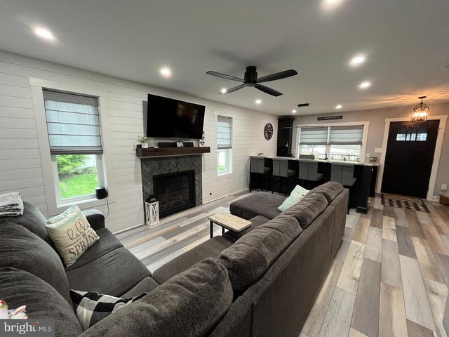 346 ALBANY AVE, Barrington, NJ 08007