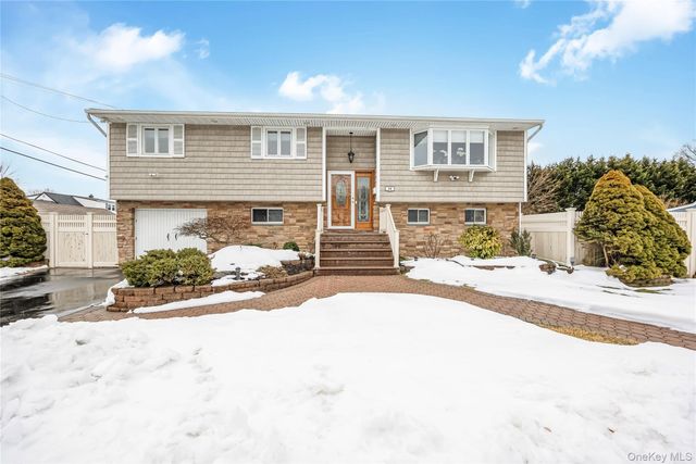 30 Crestwood Boulevard, Farmingdale, NY 11735