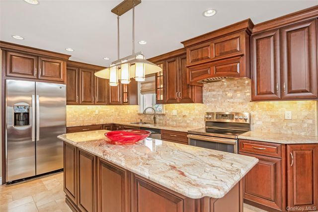 30 Crestwood Boulevard, Farmingdale, NY 11735