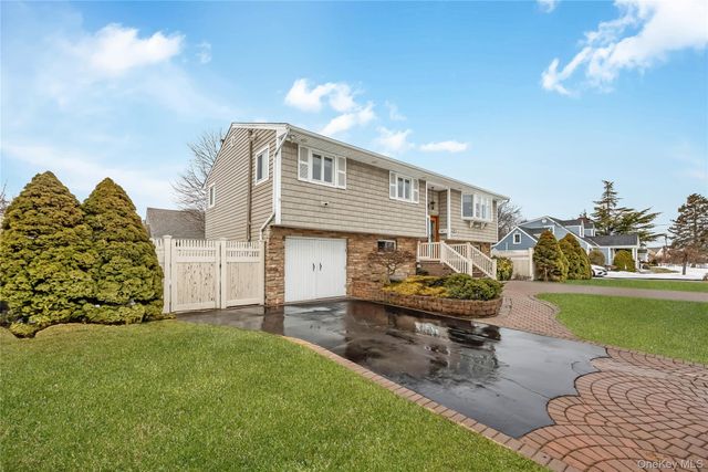 30 Crestwood Boulevard, Farmingdale, NY 11735