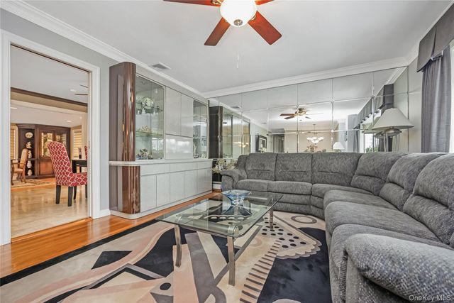 30 Crestwood Boulevard, Farmingdale, NY 11735