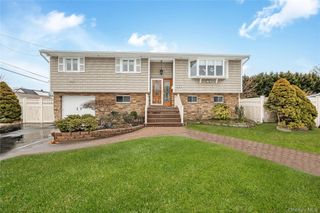 30 Crestwood Boulevard, Farmingdale, NY 11735
