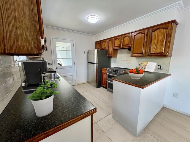 55 Parkerview St, Springfield, MA 01129