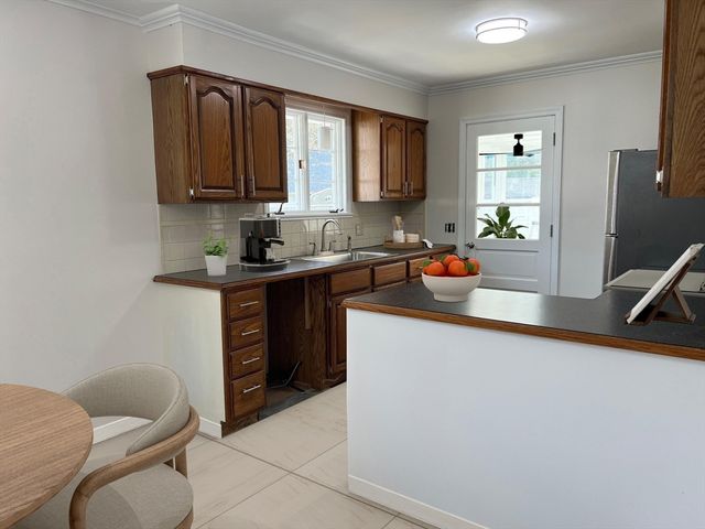 55 Parkerview St, Springfield, MA 01129