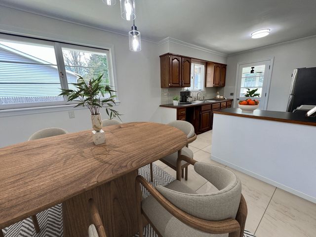 55 Parkerview St, Springfield, MA 01129