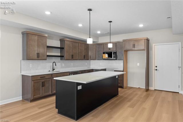 453 Harbor Lane, Lorain, OH 44052