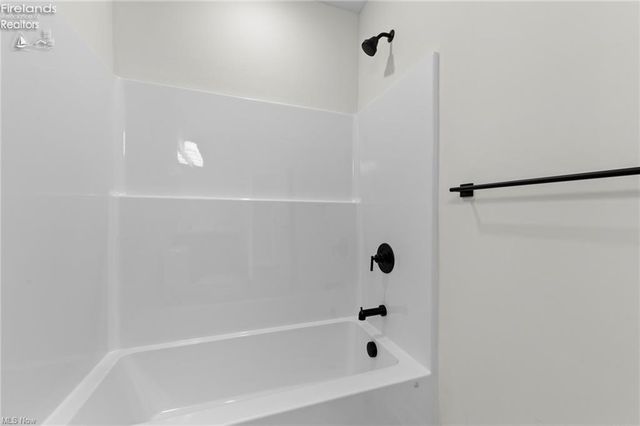 453 Harbor Lane, Lorain, OH 44052