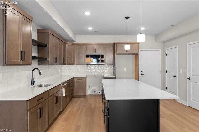 453 Harbor Lane, Lorain, OH 44052