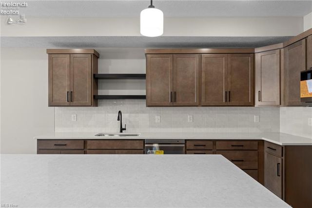 453 Harbor Lane, Lorain, OH 44052