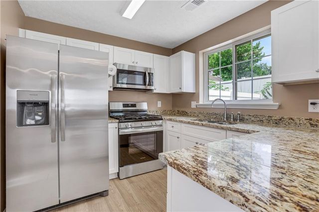 141 W Oaks Place, Woodstock, GA 30188