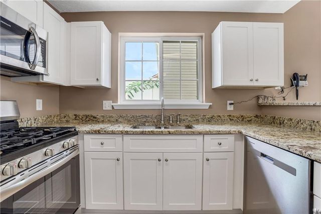 141 W Oaks Place, Woodstock, GA 30188