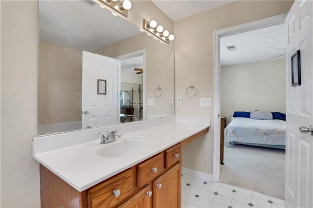 141 W Oaks Place, Woodstock, GA 30188
