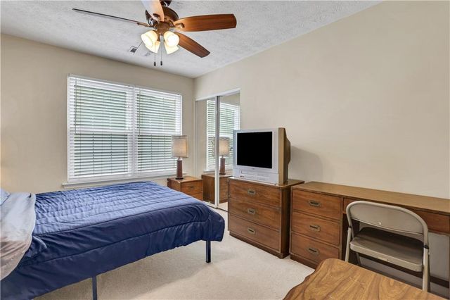 141 W Oaks Place, Woodstock, GA 30188