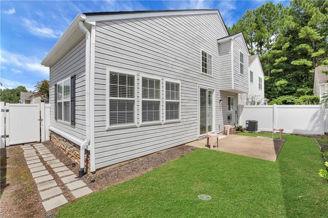 141 W Oaks Place, Woodstock, GA 30188