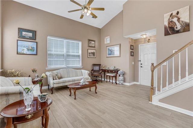 141 W Oaks Place, Woodstock, GA 30188