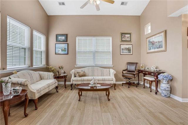 141 W Oaks Place, Woodstock, GA 30188