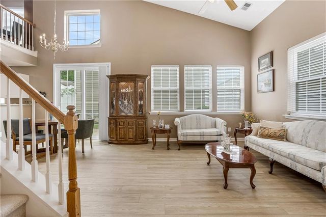 141 W Oaks Place, Woodstock, GA 30188