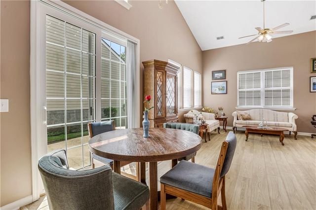 141 W Oaks Place, Woodstock, GA 30188