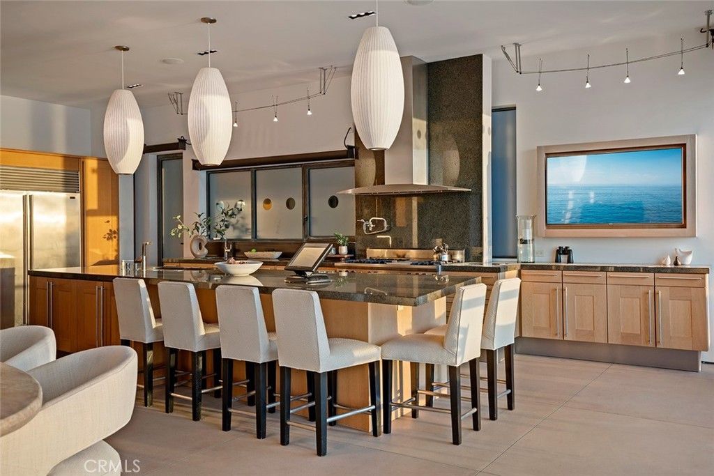 Image 11 of property listing at 2665 Victoria Drive, Laguna Beach, CA 92651