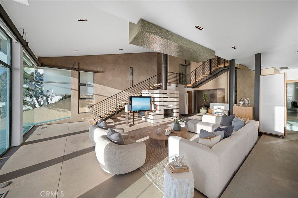Image 22 of property listing at 2665 Victoria Drive, Laguna Beach, CA 92651