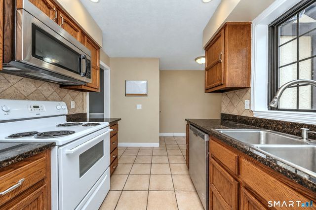 134 Foxwood Close 134, Milford, CT 06461