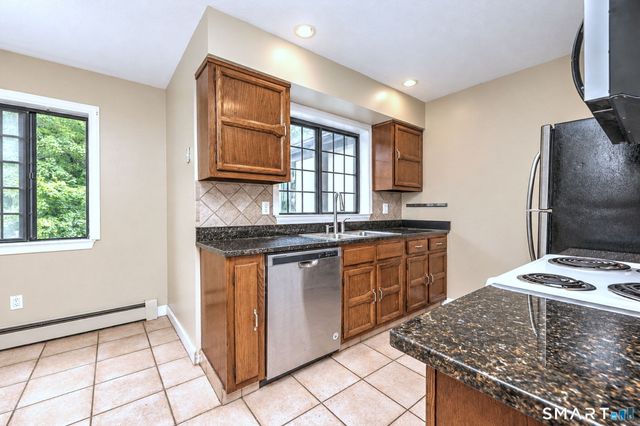 134 Foxwood Close 134, Milford, CT 06461