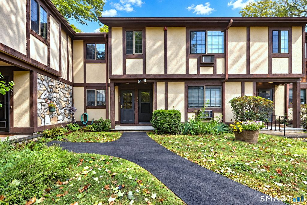 134 Foxwood Close 134, Milford, CT 06461