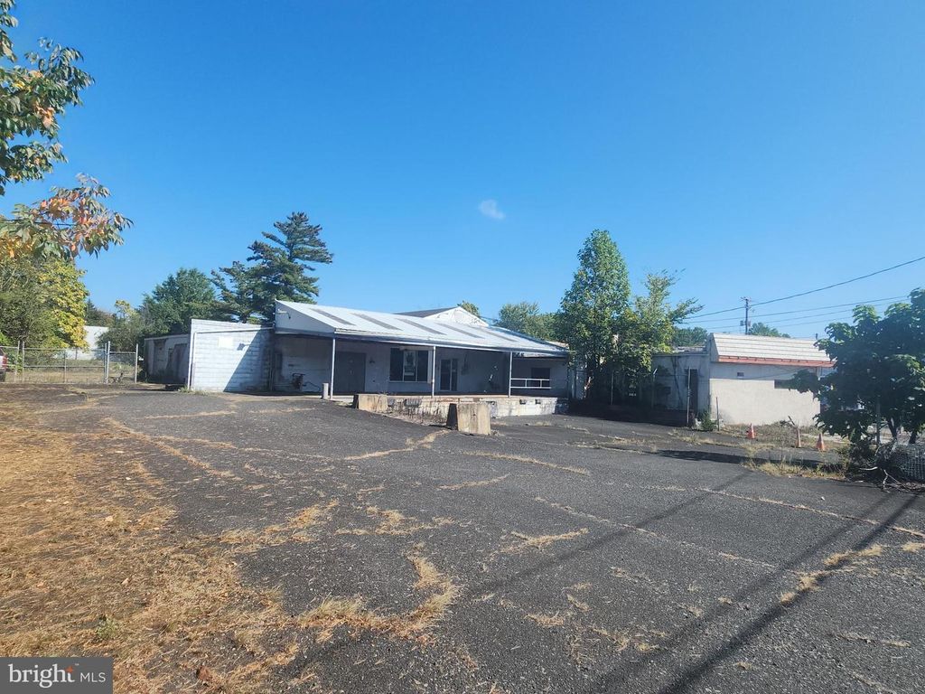 Image 4 of property listing at 1000 BETHLEHEM PIKE, Sellersville, PA 18960