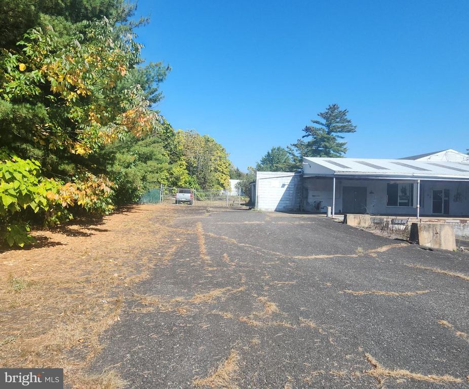 Image 5 of property listing at 1000 BETHLEHEM PIKE, Sellersville, PA 18960