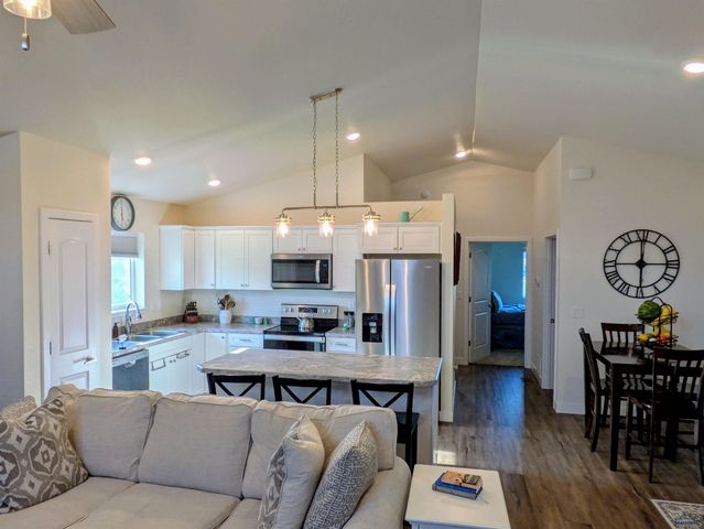 846 PETROS DR, Rapid City, SD 57701