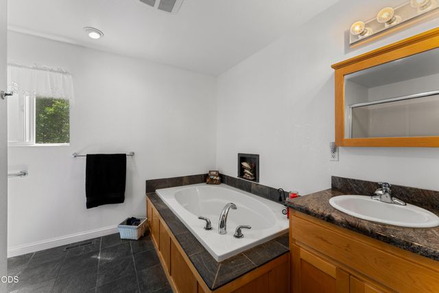 370 Horseshoe Drive, Grants Pass, OR 97526