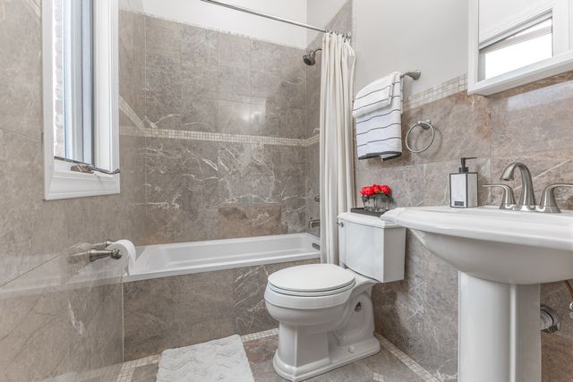 6352 W GIDDINGS Street, Chicago, IL 60630