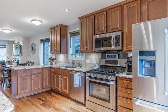 6352 W GIDDINGS Street, Chicago, IL 60630