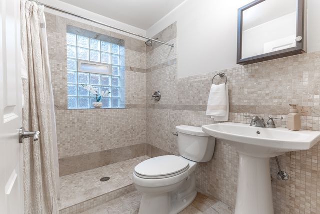 6352 W GIDDINGS Street, Chicago, IL 60630