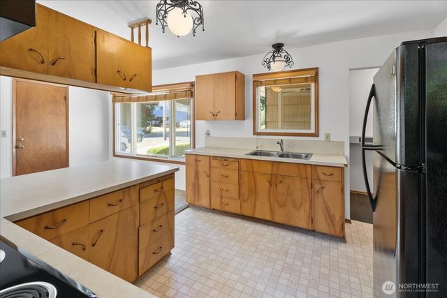 1016 S 203rd Street, Des Moines, WA 98198