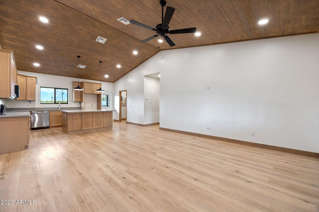 Image 7 of property listing at 2202 PAGE Drive, Overgaard, AZ 85933