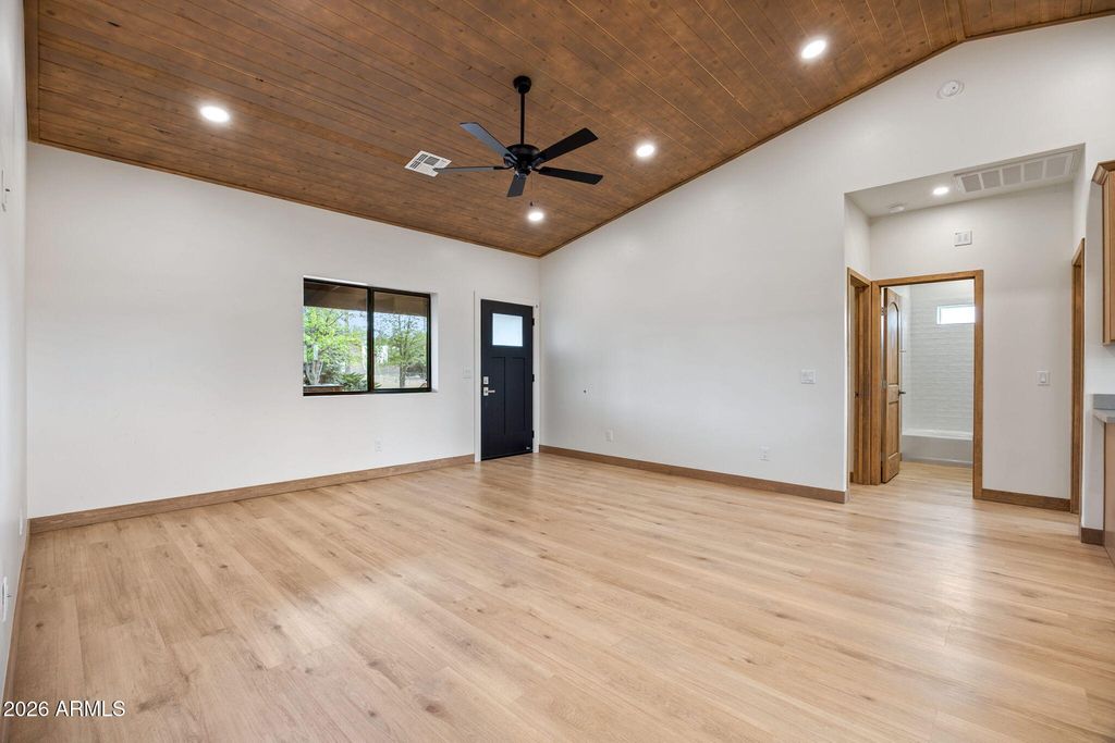 Image 8 of property listing at 2202 PAGE Drive, Overgaard, AZ 85933