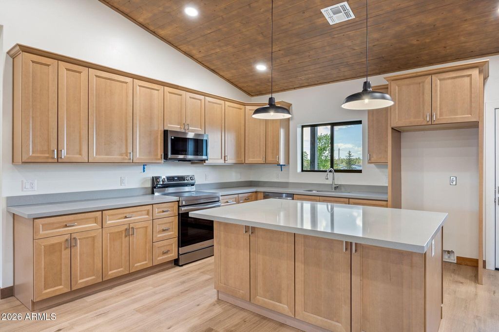 Image 9 of property listing at 2202 PAGE Drive, Overgaard, AZ 85933