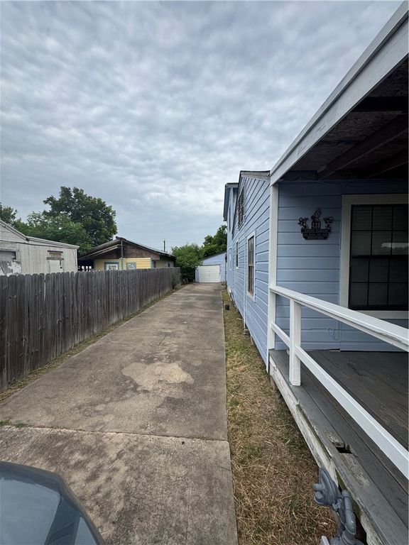 428 Hiawatha St, Corpus Christi, TX 78405 — photo 3