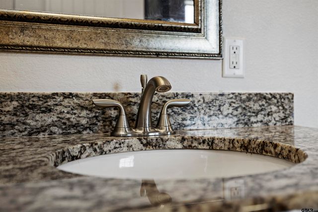 110 Haley Lane, Chandler, TX 75758