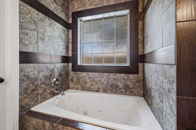 110 Haley Lane, Chandler, TX 75758