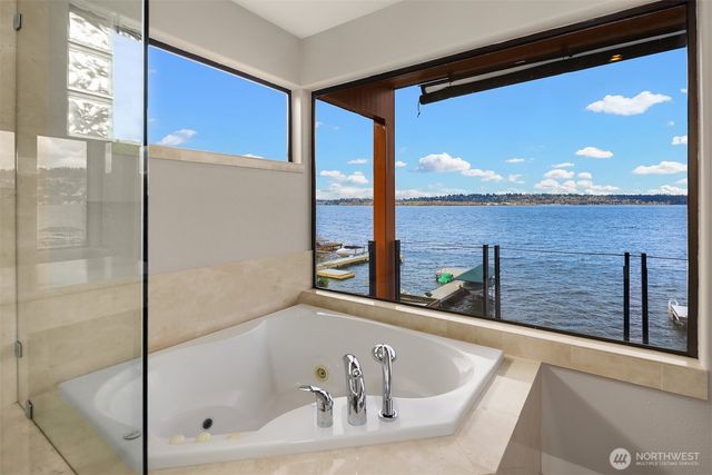 1621 10th Street W, Kirkland, WA 98033