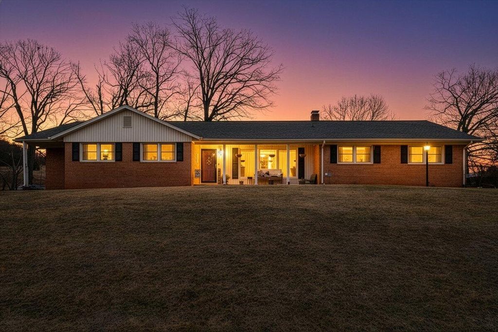 162 Ridgewood DR, Troutville, VA 24175