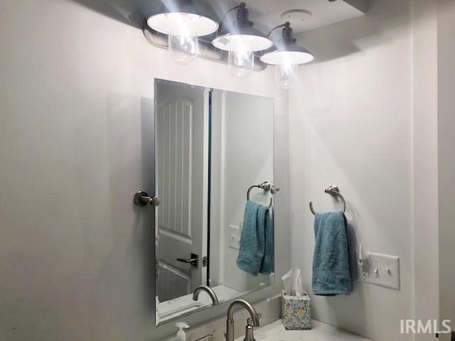 8960 E Hatchery Road, Syracuse, IN 46567