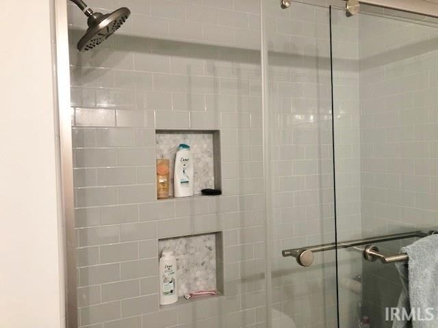 8960 E Hatchery Road, Syracuse, IN 46567