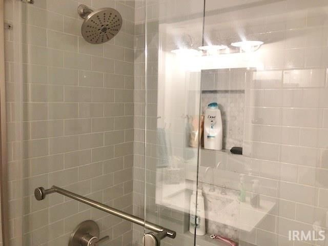 8960 E Hatchery Road, Syracuse, IN 46567